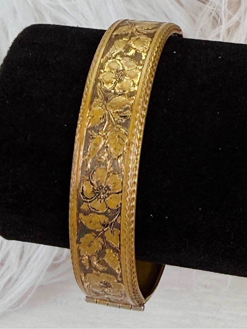Elegant Floral Gold-Tone Women's Bangle Bracelet - Picture 5 of 10